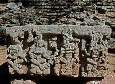 Altaar Q met kroning van koning van de opkomende zon, 776 AD door Mayan