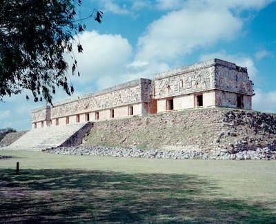 Precolumbiaanse beschaving: zicht op de site van Uxmal, oude Maya-hoofdstad door Mayan