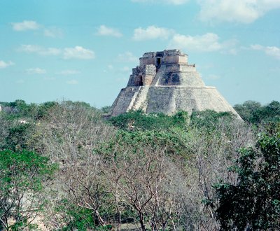 Precolumbiaanse beschaving: zicht op de bovenste tempel op de site van Uxmal, oude Maya hoofdstad, Puuc stijl. Noord Yucatan 600-900 AD. Mexico door Mayan