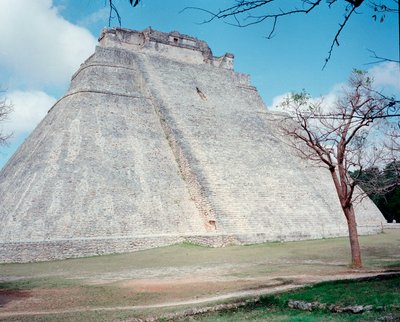 Precolumbiaanse beschaving: uitzicht op de bovenste tempel op de site van Uxmal door Mayan