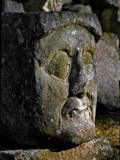Stenen sculptuur van een mannenhoofd van de oostelijke acropolis door Mayan