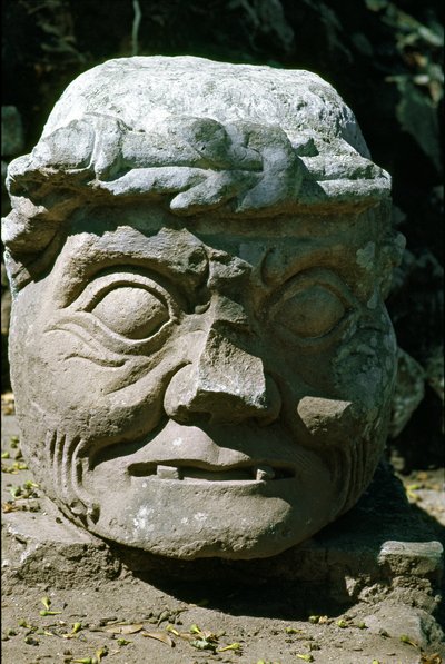 Stenen sculptuur van een oude mannenkop genaamd de oude man van Copan, tempel 11 door Mayan