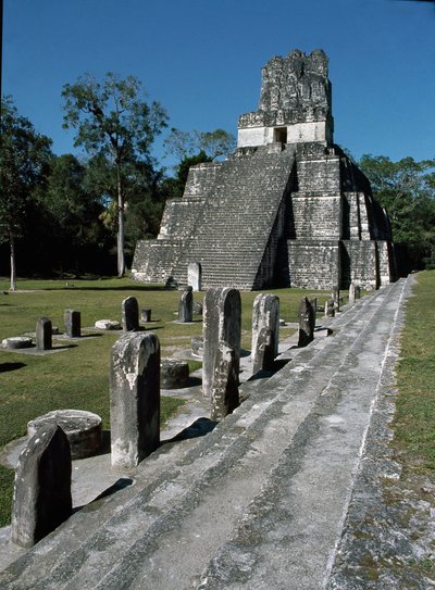 Uitzicht op tempel II of tempel van de maskers Tikal door Mayan
