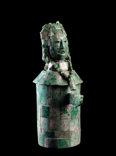 Cilindrische vaas met jadeïetmozaïek, het deksel is een mannenhoofd met een verenhoofdtooi. Uit Tikal, ca. 250 tot 900 door Mayan Mayan