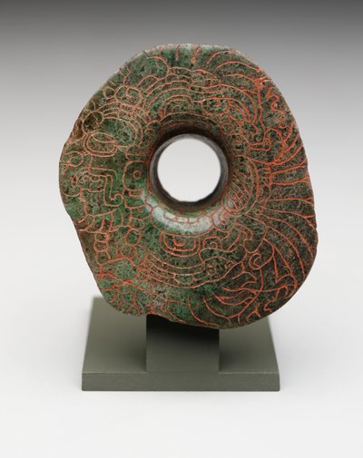 Oorflap met ingesneden afbeelding van de Hoofdvogelgodheid, ca.300-500 door Mayan Mayan