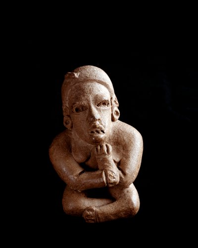 Precolumbiaanse kunst, Maya-beschaving, pre-klassieke periode: kleistatuet die een zittende vrouw met gekruiste armen en benen voorstelt. Uit San Agustin Acasaguastlan, Guatemala door Mayan Mayan