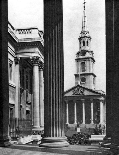 St Martin-in-the-Fields gezien tussen de zuilen van de National Gallery, Londen, 1926-1927 door McLeish