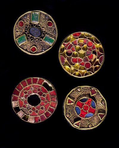 Archeologie van de Middeleeuwen: barbaarse kunst van Gallië: fibulae in goud en zilver, polychrome stijl door Merovingian