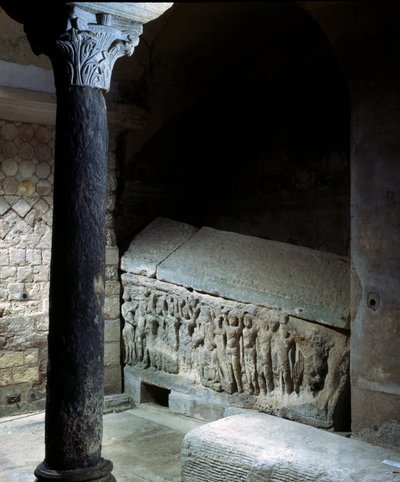 Merovingische kunst: graf van Agilbert (7e eeuw), bisschop van Parijs. Stenen grafmonument. Abdij van Jouarre (Seine en Marne). door Merovingian