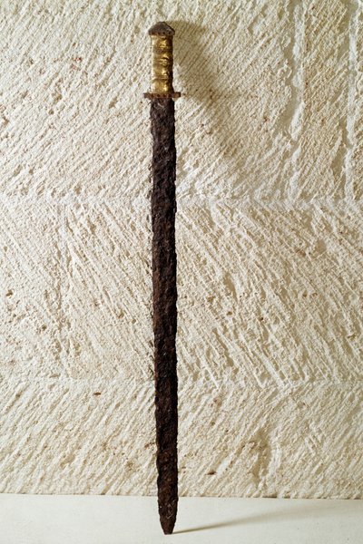 Merovingische kunst: zwaard, 6e eeuw. Gallië. Nationaal archeologisch museum van Saint Germain en Laye door Merovingian Merovingian