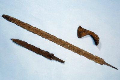 Merovingische kunst: slingers en Francisca (bijl) van ijzer uit Normandië. 475-525 n.Chr. Saint Germain en Laye, Museum voor Nationale Archeologie door Merovingian Merovingian