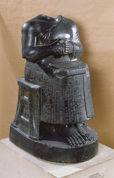 Hoofdloze standbeeld van Prins Gudea als architect, uit Telloh (oud Gersu) door Mesopotamian