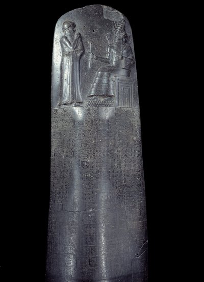 Mesopotamië: stele in dioriet van de Wetten van Hammurabi (of Hammourabi). Het is bedekt met spijkerschriftinscripties en bovenaan staat koning Hammurabi voor de zonnegod van Mesopotamië, Shamash, godheid van gerechtigheid. Het is een van de oudste stukken door Mesopotamian