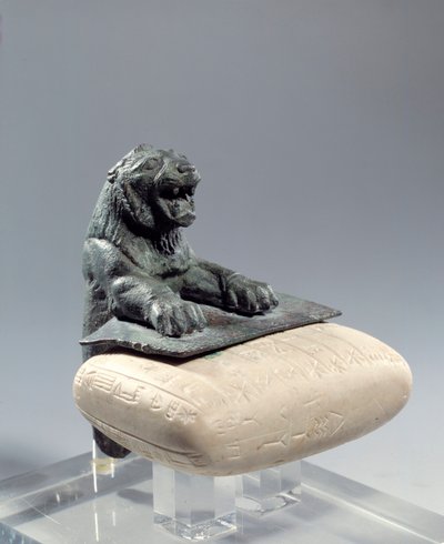 Bronzen leeuw met een funderingstablet in de Hurritische taal, geschreven in alfabetisch spijkerschrift door Mesopotamian Mesopotamian
