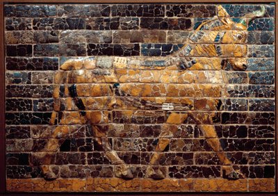 Mesopotamië: stier in beweging. Geglazuurde tegels van de Ishtarpoort. Babylon (Irak) ten tijde van koning Nebukadnezar II. Nationaal Irak Museum, Irak door Mesopotamian Mesopotamian