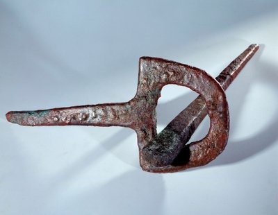 Mesopotamië: funderingsbeeldje (spijker en zijn koperen steun). Sumerische periode. 2800 v.Chr. Van de site van Mari. Zon 0,38 m Parijs, Musee du Louvre door Mesopotamian Mesopotamian