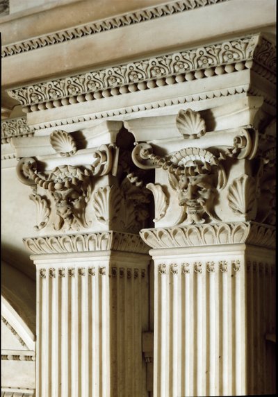 Allegorie van Dag en Nacht: detail van de zuilen en kapitelen. Mausoleum van Giuliano de Medici. Marmeren sculptuur door Michelangelo Buonarroti
