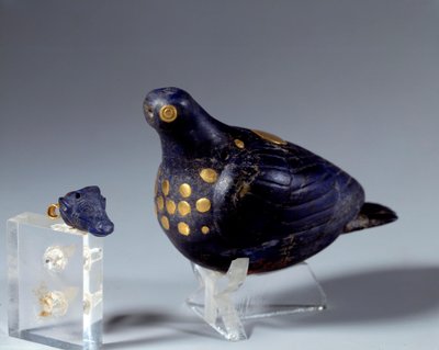 Oosterse oudheid: duif in lapis lazuli en goud door Middle Elamite Period
