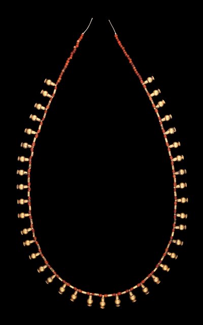 Gouden fleshangers met carneool kralenketting door Middle Kingdom Egyptian