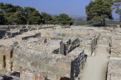 Minoïsche archeologische site van Phaistos. Noordoost complex. Complex van vier kamers direct grenzend aan het oude paleis. Deze kamers werden gebruikt om waardevolle rituele vaten op te slaan. De beroemde 