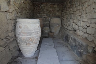 Minoïsche archeologische site van Phaistos. Het magazijn van de gigantische pithoi (opslagvaten). Deze vaten zijn versierd met schijf- en touwpatronen in reliëf. door Minoan