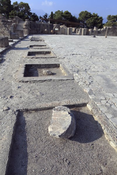 Minoïsche archeologische site van Phaistos. Algemeen uitzicht op de centrale binnenplaats vanaf de heiligdommen van de westelijke vleugel. De centrale binnenplaats is een basis architectonisch element van het Minoïsche paleis. Het is een kern waar de versc door Minoan