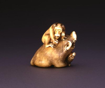 Netsuke, een zwijn met een aap, c.1800-10 door Mitsuhide