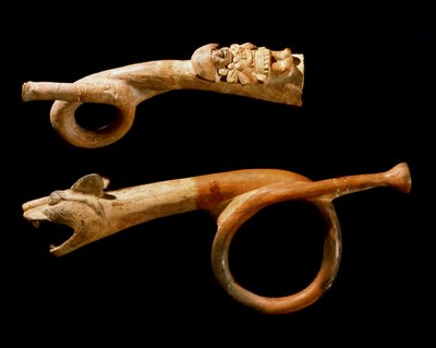 Precolumbiaanse kunst, Mochica cultuur: terracotta trompetten. 200-500 n.Chr. Göteborg, Etnografisch Museum door Moche Moche