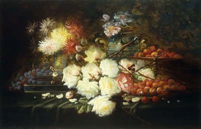 Stilleven met rozen, chrysanten, druiven en aardbeien door Modeste Carlier