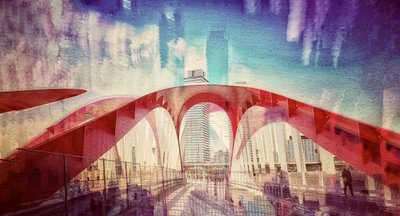 Levendige weerspiegelingen op de stadsbrug door Molly Fu APA