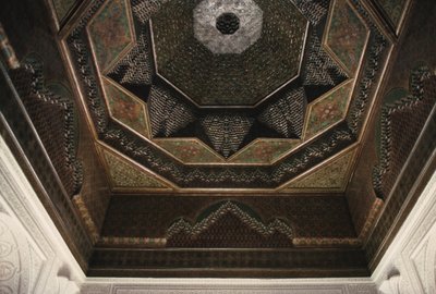 Kasbah van Thamiel glaoui, plafond detail (keramiek) door Moroccan School