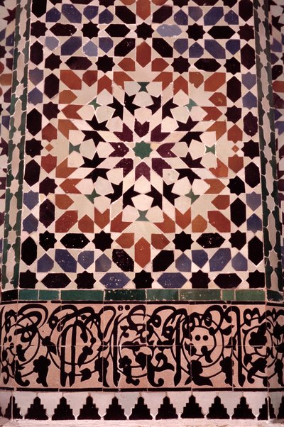 De onderste muur van de hoofdbinnenplaats, gebouwd door de Saadians in 1565 (detail) door Moroccan School