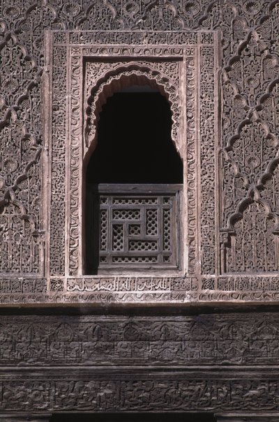 Uitzicht op een raam in de binnenplaats van de Ali ben Youssef Medersa, gebouwd door de Saadiërs in 1565 door Moroccan School