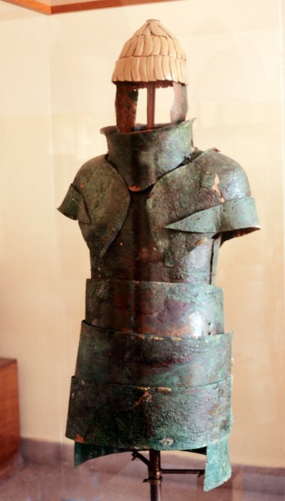 Kuras en everzwijnentandhelm door Mycenaean