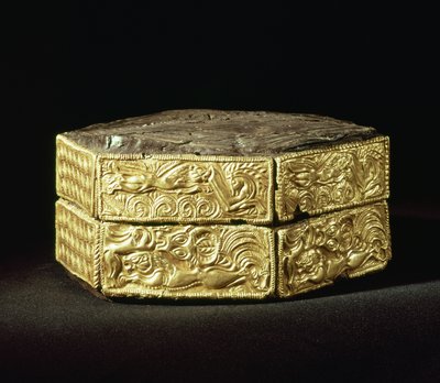 Hexagonale pyxis versierd met dieren, uit Graf V, Grafcirkel A, Mycene door Mycenaean