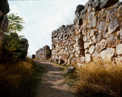 Myceense kunst: toegang tot de bovenste vesting van de Myceense citadel, stad Tiryns, rond 1200 v.Chr. Griekenland door Mycenaean