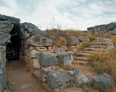 Myceense kunst: overdekte doorgang van de Myceense citadel, stad Tiryns, rond 1200 v.Chr. door Mycenaean