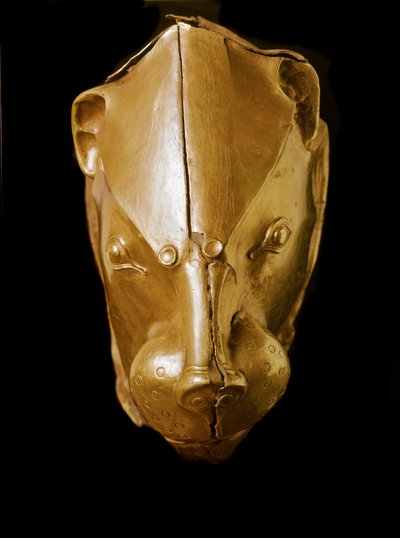 Myceense kunst: gouden rython in de vorm van een leeuwenkop uit graf IV, Mycene. 16e eeuw v.Chr. Athene, Nationaal Archeologisch Museum door Mycenaean