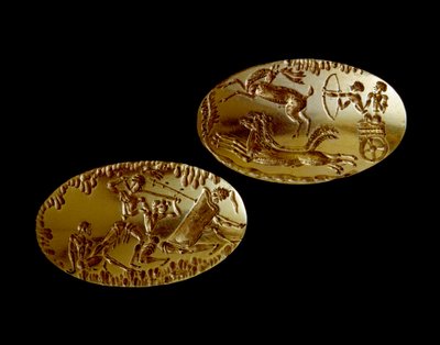 Myceense kunst: twee gouden zegels met een jachtscène en een krijger tegenover drie tegenstanders door Mycenaean