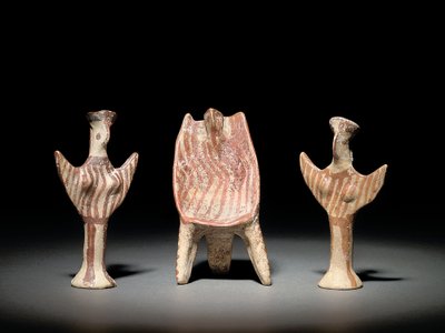 Psi-figuur, troon met zittende figuur, en Psi-figuur, c.1300-1200 v.Chr. (terracotta) door Mycenaean