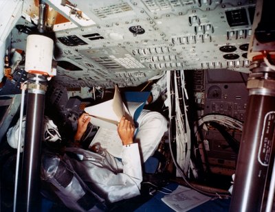 Een astronaut in een NASA Command Module, jaren 1970 door NASA Images
