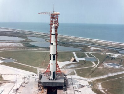 Apollo 15 op het lanceerplatform in Kennedy Space Center, Florida, VS, 1971 door NASA Images