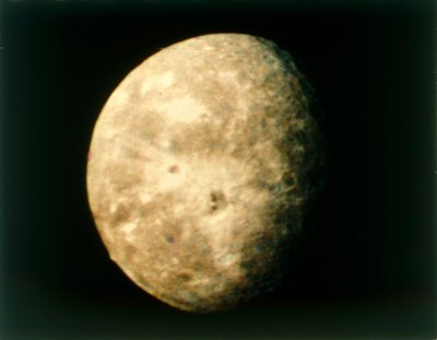 Oberon, maan van Uranus, van Voyager 2 door NASA Images