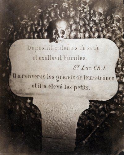 De beenderhuizen van de catacomben van Parijs. Peter met een citaat uit Hoofdstuk 1 van het Evangelie van Sint Lucas (Deposuit potentes de sede et exaltavit humiles. In het Frans: Hij wierp de groten omver en verhief de kleinen) door Nadar