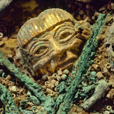 Gouden kralenhoofd begraven in het koninklijke graf van de Oude Heer van Sipan door Nathan Benn