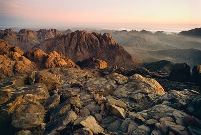 Foto van landschap van de Sinaï-bergen, valleien en woestijn vanaf de top van Jebel Musa door Nathan Benn