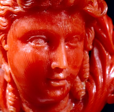 Hanger van een klassiek hoofd en anaphora in mediterrane koraal en goud (detail) door Neapolitan School