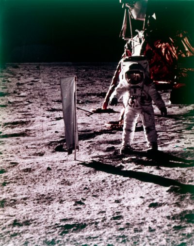 Buzz Aldrin zet zonnecollector op het maanoppervlak, Apollo 11 missie, juli 1969 door Neil Armstrong