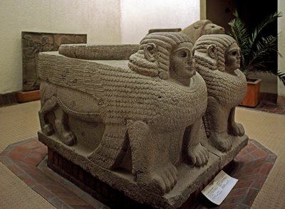 Neo-Hettitische kunst: basis van een basaltkolom versierd met sfinx. Van de site van Samal (huidig Sam