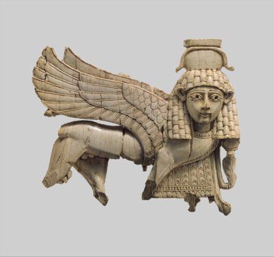 Opengewerkt plaquette met een lopende sfinx door Neo Assyrian